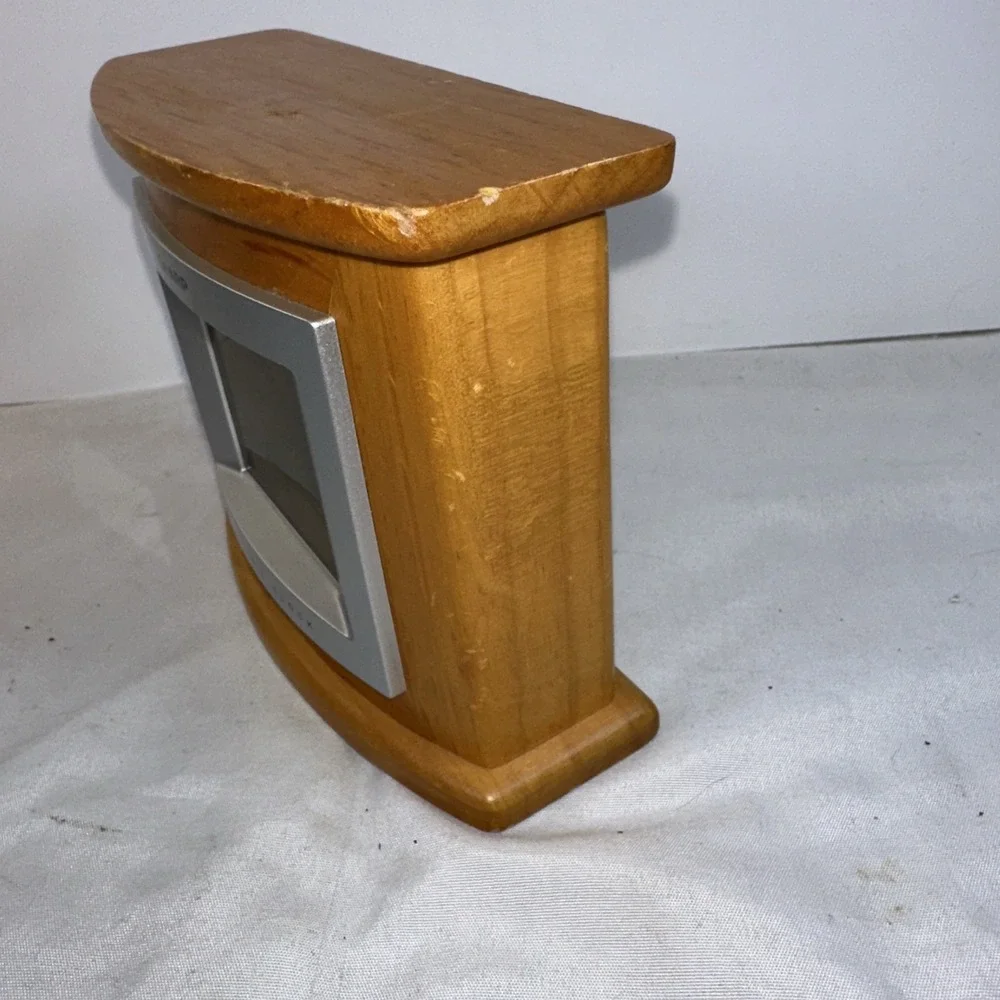 VTG Sharp SPC323 Wood Frame Atomic Desktop Clock Alarm Temperature Date